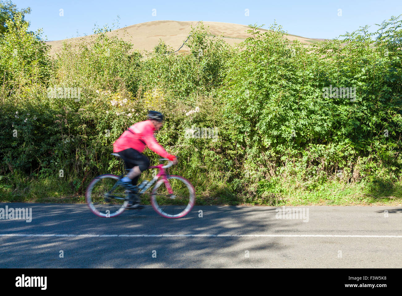 Radfahren in der Landschaft. Radfahrer auf einer Landstraße in der Nähe von Alfreton, Derbyshire, Peak District, England, Großbritannien Stockfoto