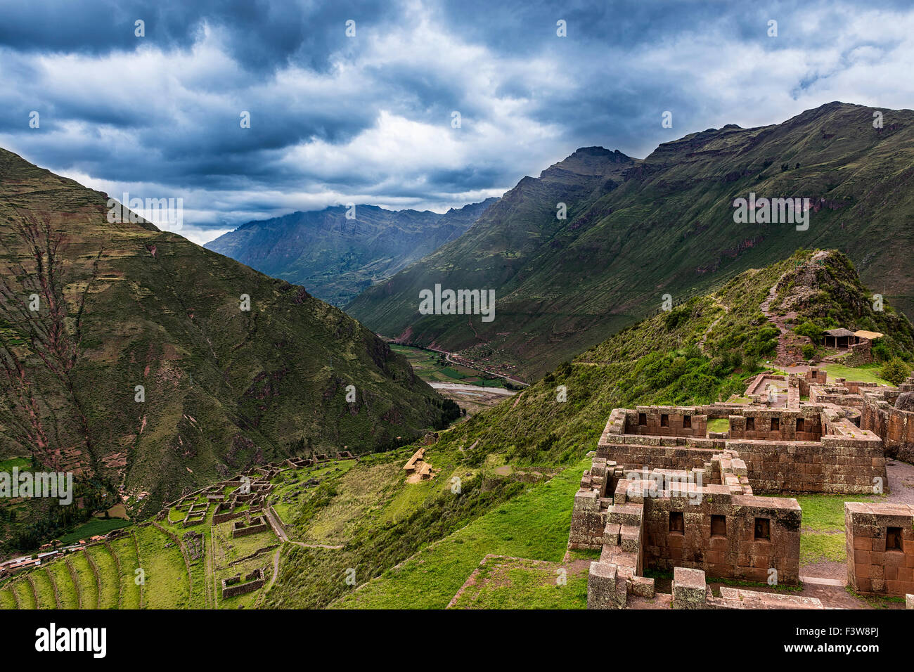Blick auf das Heilige Tal und alten Inka-Terrassen in Pisac, Peru. Stockfoto
