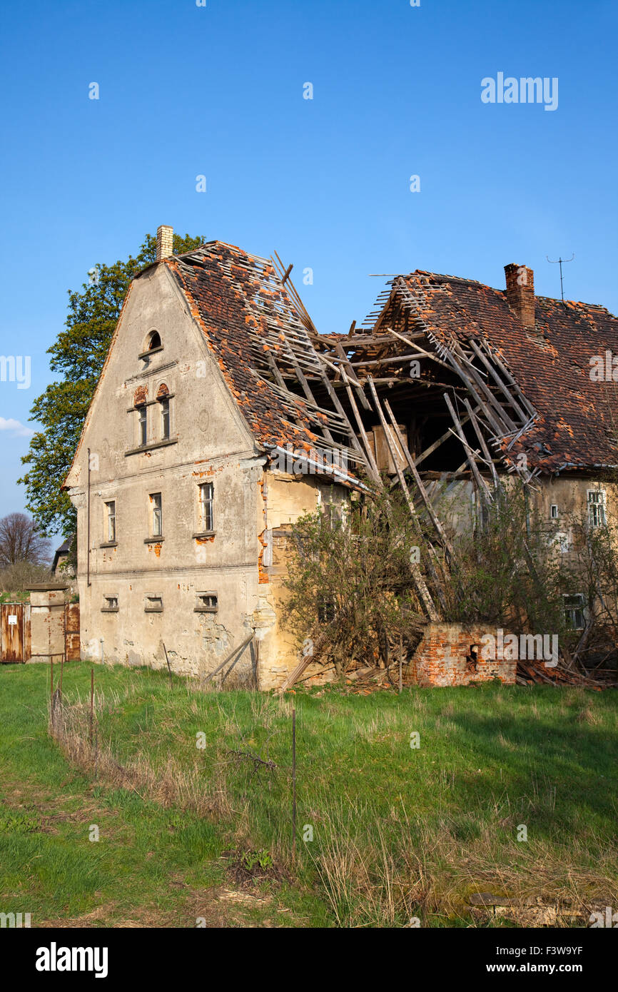 das eingestürzte Dach eines leeren Hauses Stockfoto