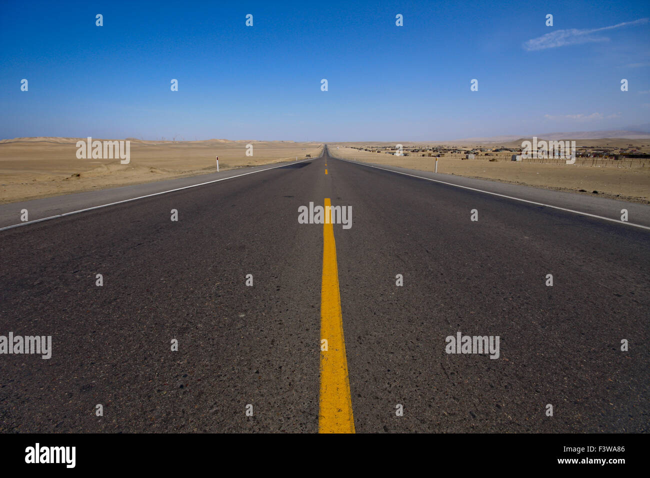 Straße in der Wüste, Peru Panamericana Stockfoto