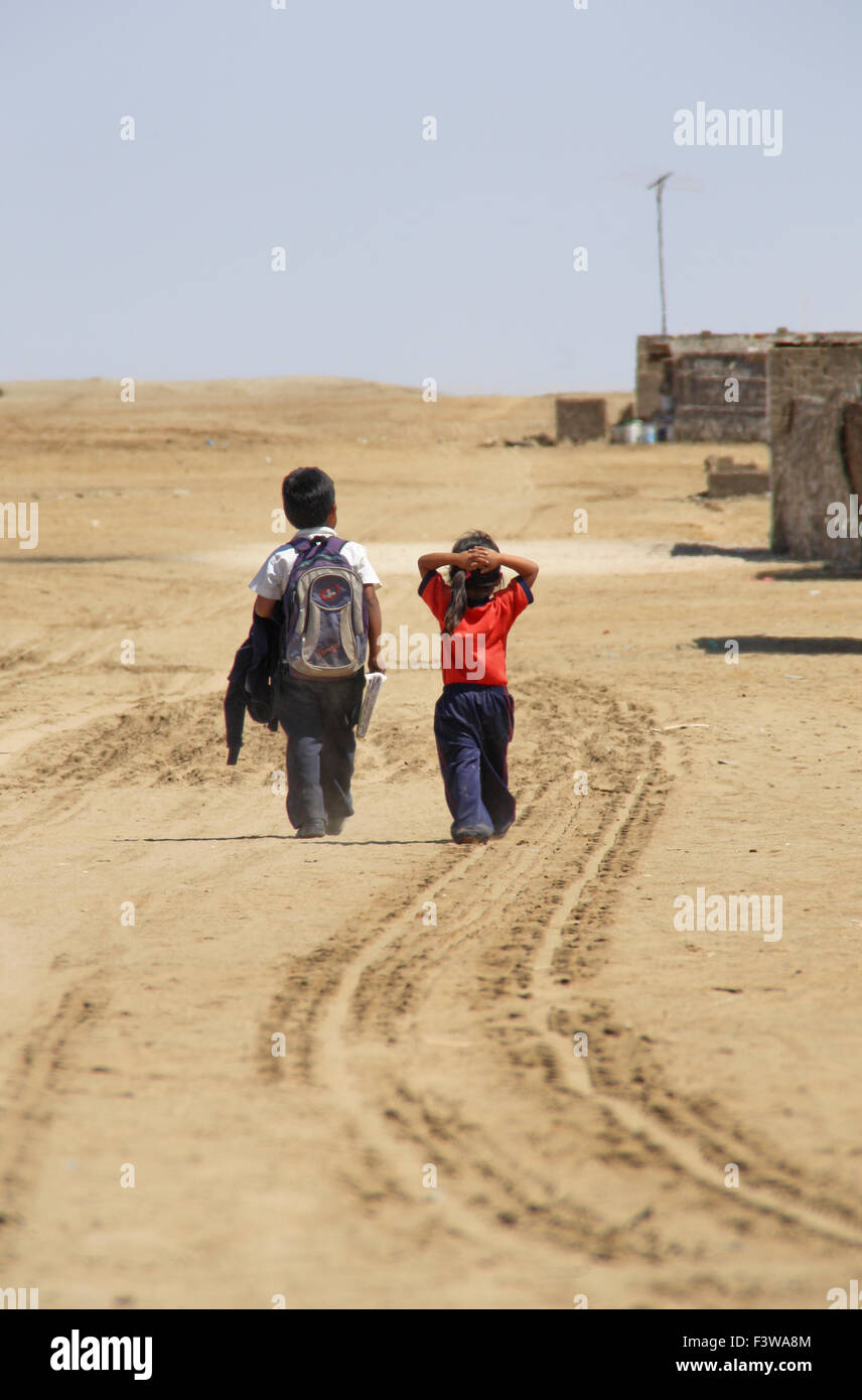 Schülerinnen und Schüler in der Wüste Stockfoto