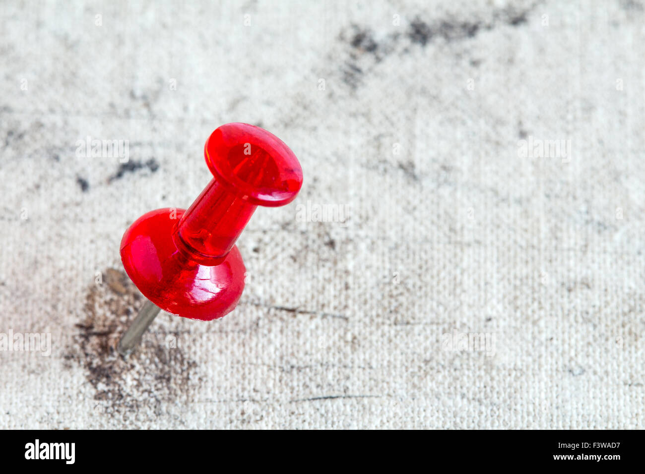 Rote Markierung auf dem alten Buchcover, Nahaufnahme Stockfoto