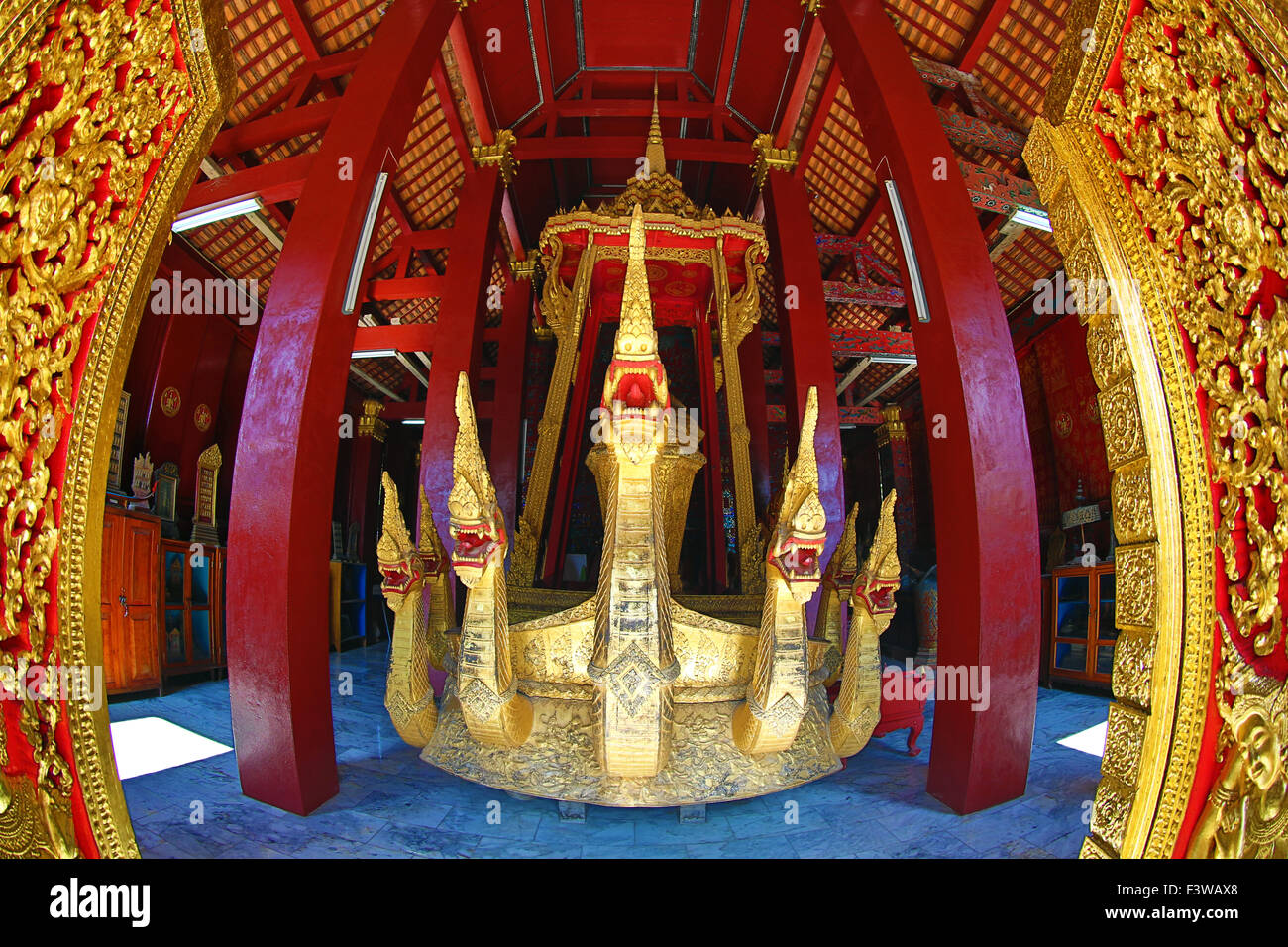 Naga auf die goldene zeremonielle barge in der Begräbniskapelle des Vat Xieng Thong Tempel, Luang Prabang, Laos Stockfoto