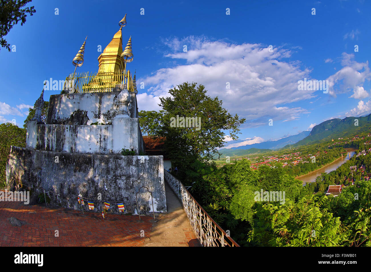 Golden Wat, die Chomsi Tempel Stupa auf Mount Phousi in Luang Prabang, Laos Stockfoto