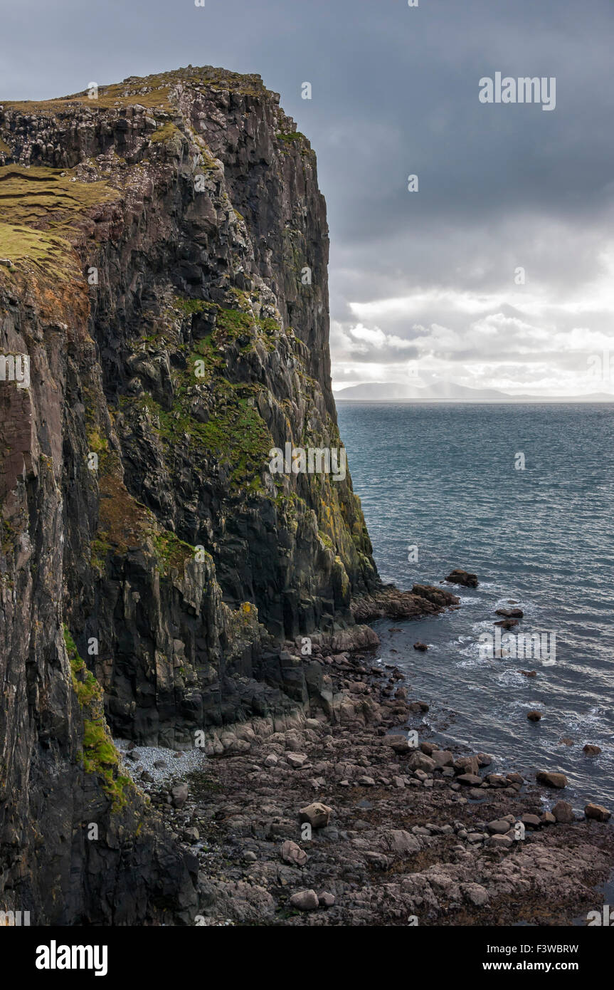 Hohen Klippen an landschaftlich Punkt auf der Isle Of Skye, Schottland. Stockfoto