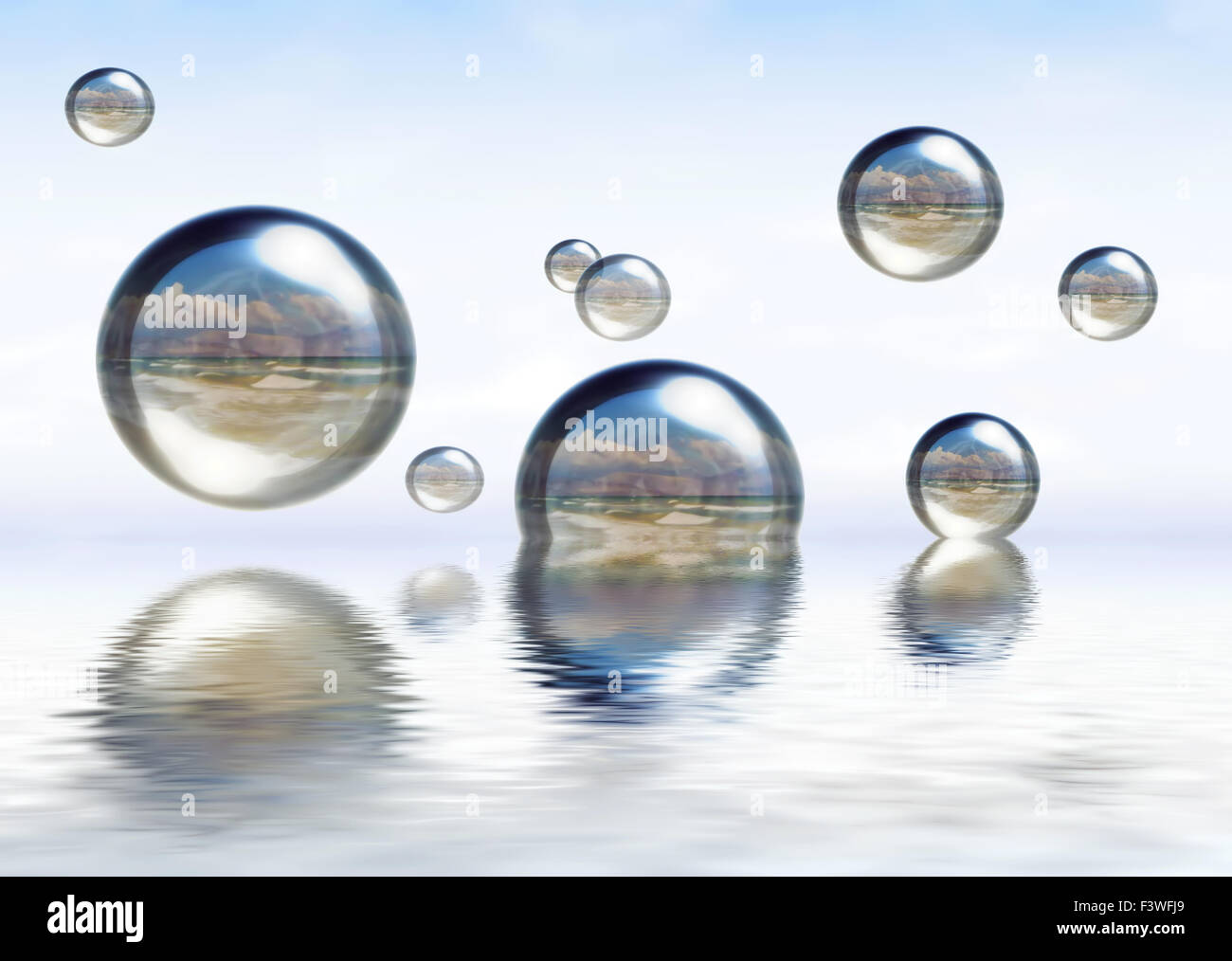 glasige Sphären schweben auf dem Wasser Stockfoto