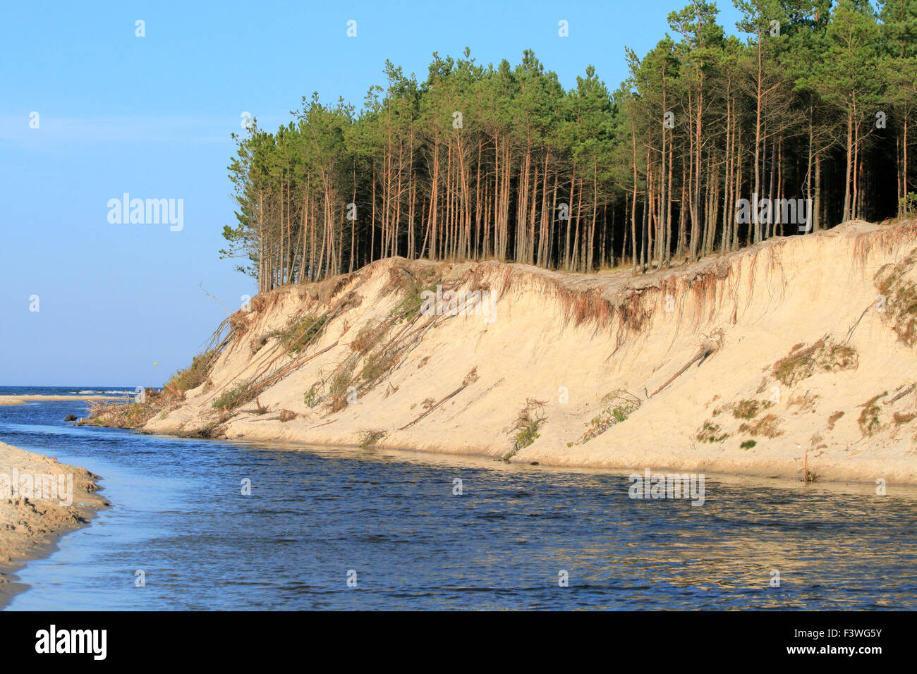 Fluss und einer Klippe am Meer Stockfoto