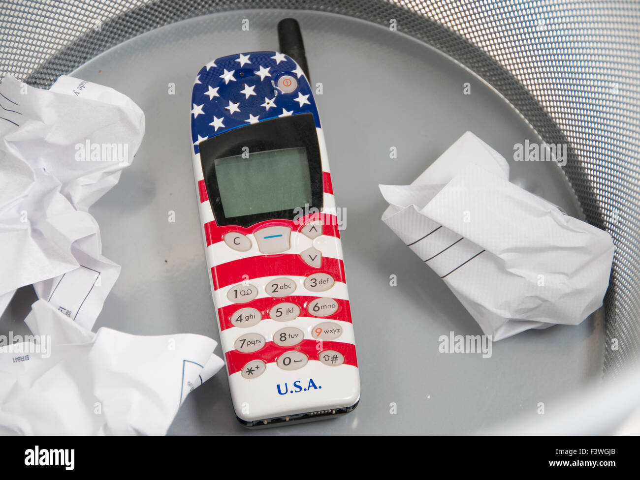 U. s.a. in den Papierkorb Stockfoto