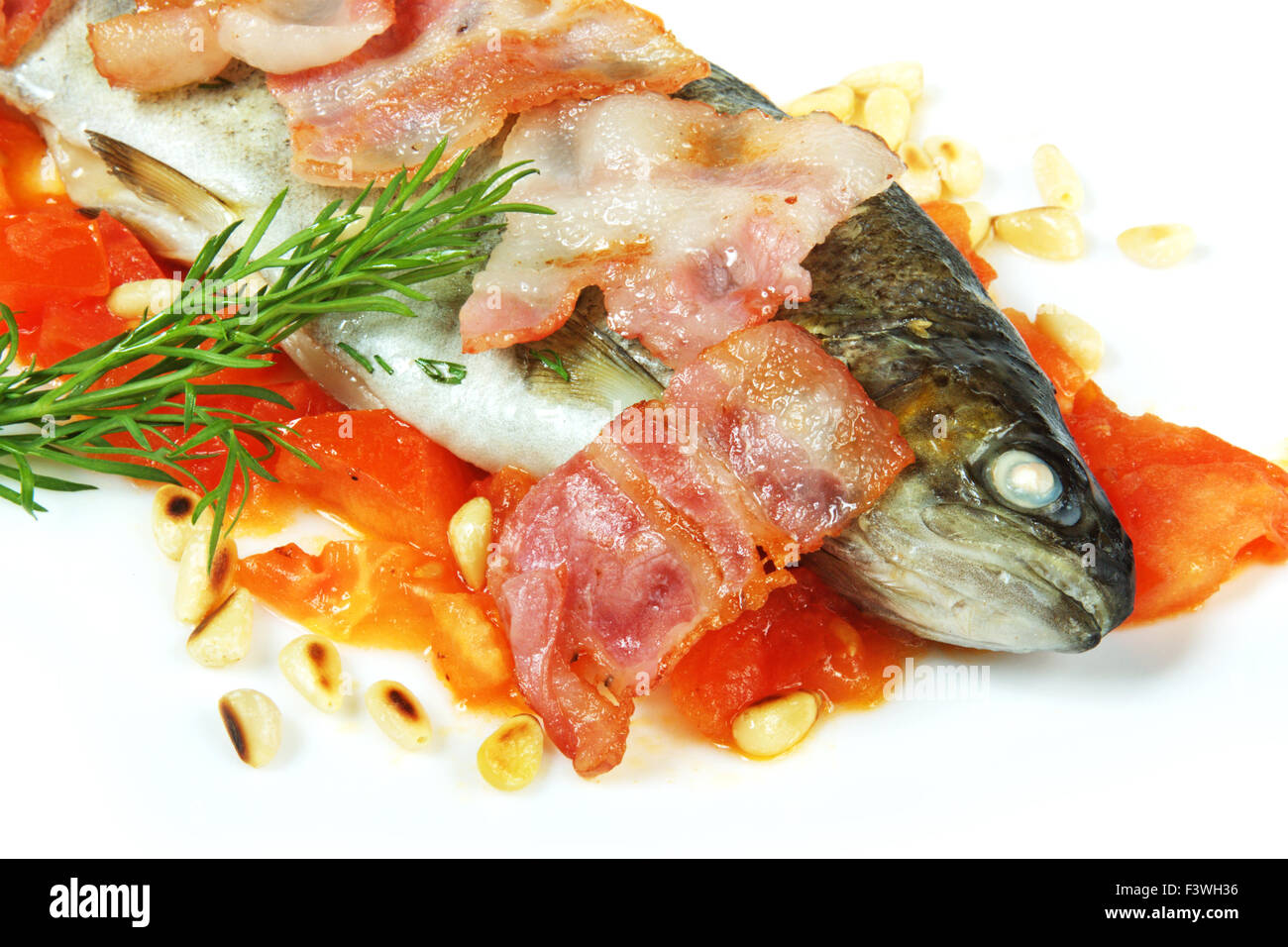 Gegrillter Fisch mit Pinienkernen Stockfoto