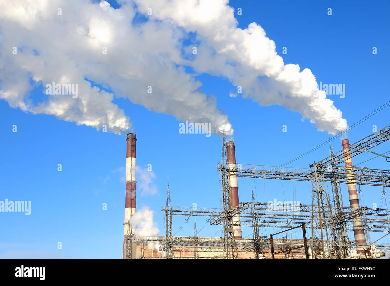 Rauchende Schlote des Kraftwerks Stockfoto