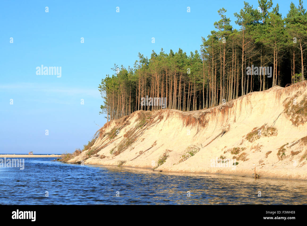 Fluss und einer Klippe am Meer Stockfoto