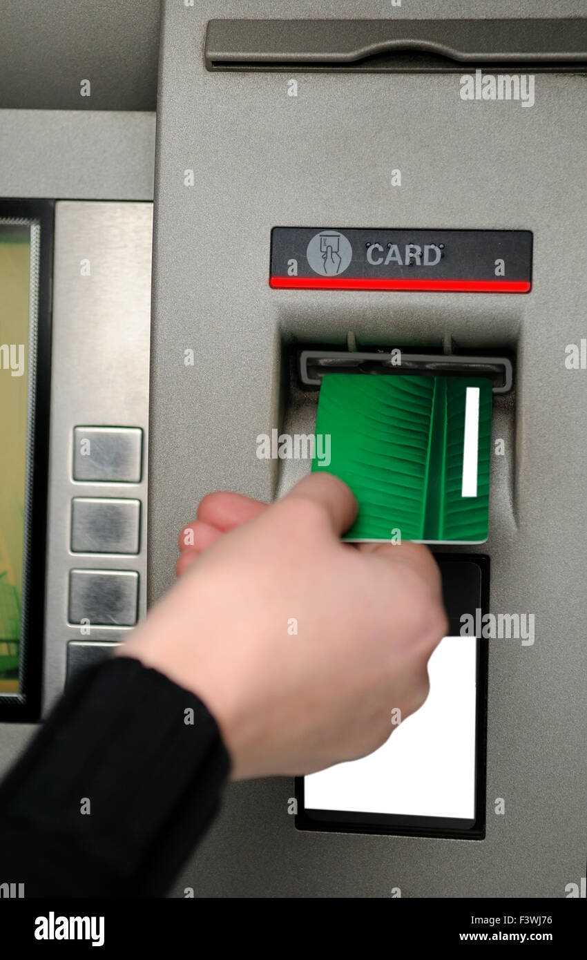 ATM einfügen Plastikkarte Visum Stockfoto