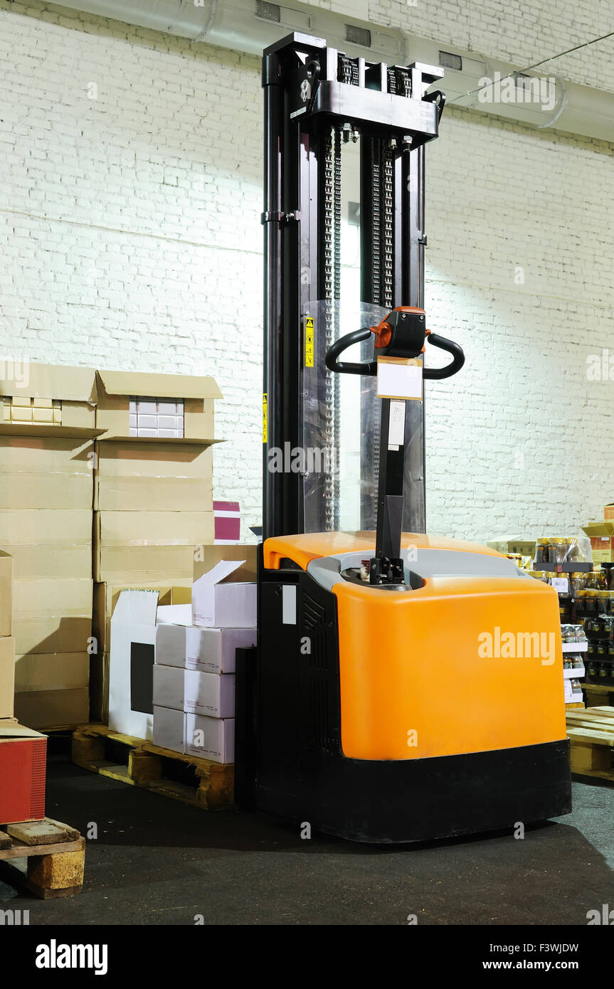 Lager Gabelstapler Stapler mit Boxen Stockfotografie Alamy