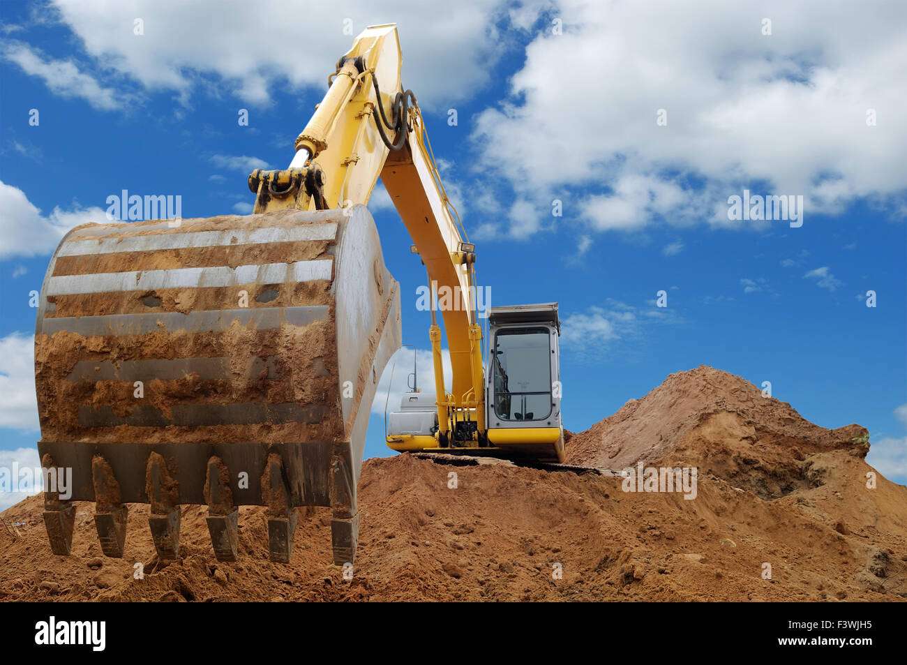 Bagger Lader Bulldozer mit großen Eimer Stockfoto