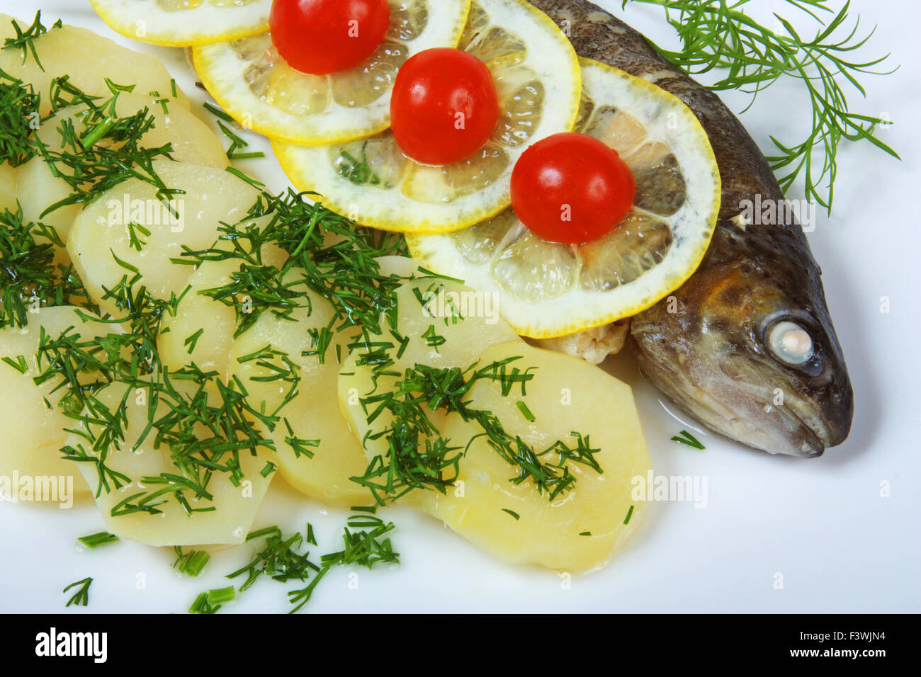 Fisch mit Kartoffeln und Gewürzen Stockfoto
