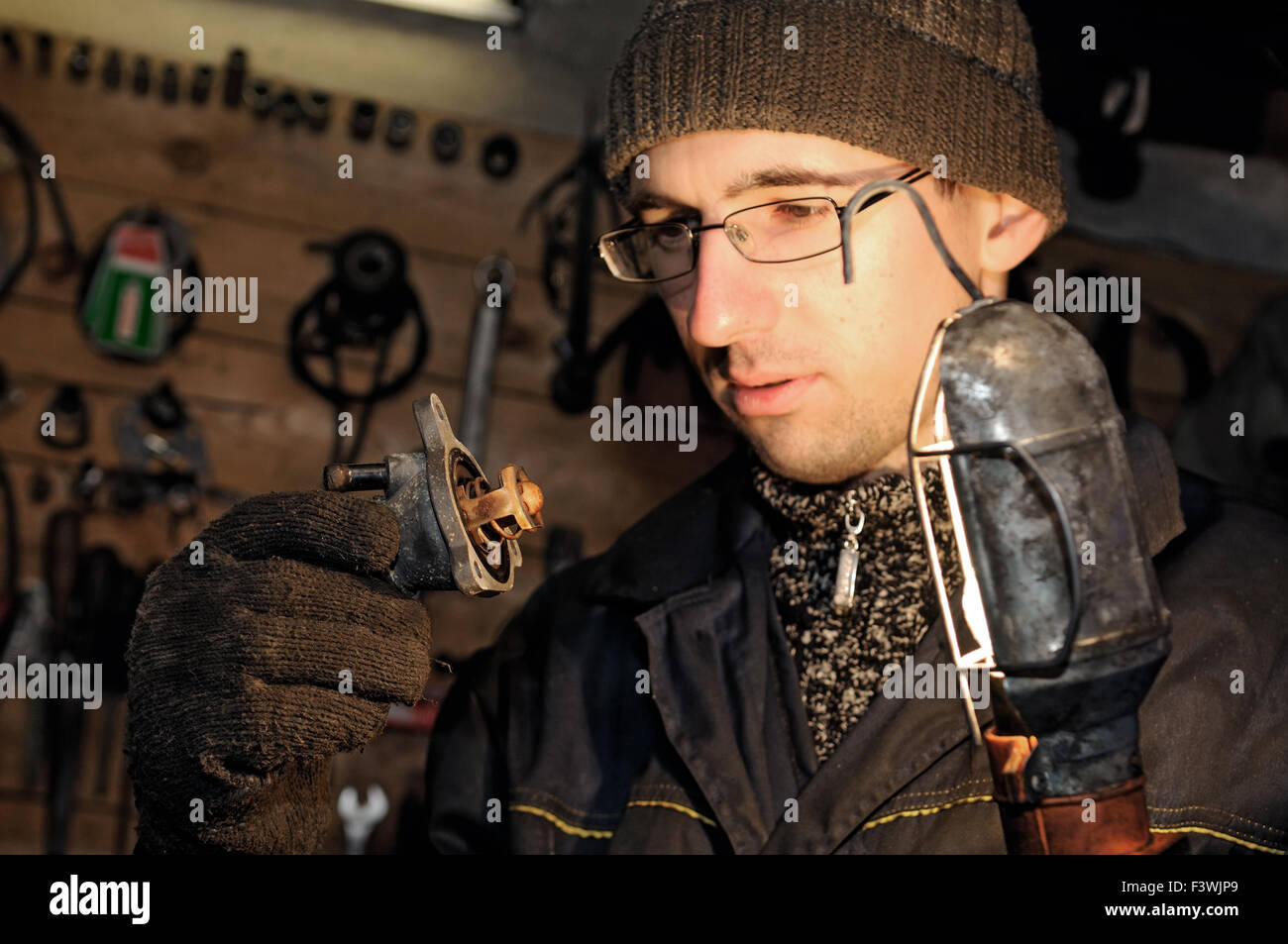 Kfz-Mechaniker bei Reparaturarbeiten Stockfoto