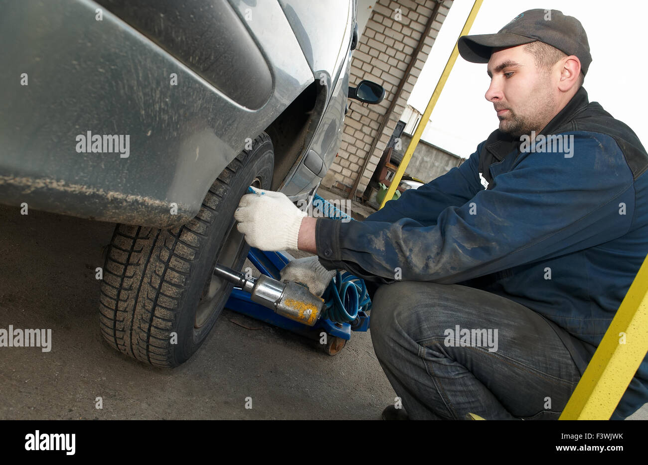 Machanic Mechaniker beim Reifenwechsel Stockfoto