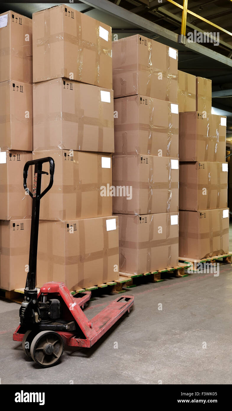 CaTron Boxen und Hubwagen in Lager Stockfoto