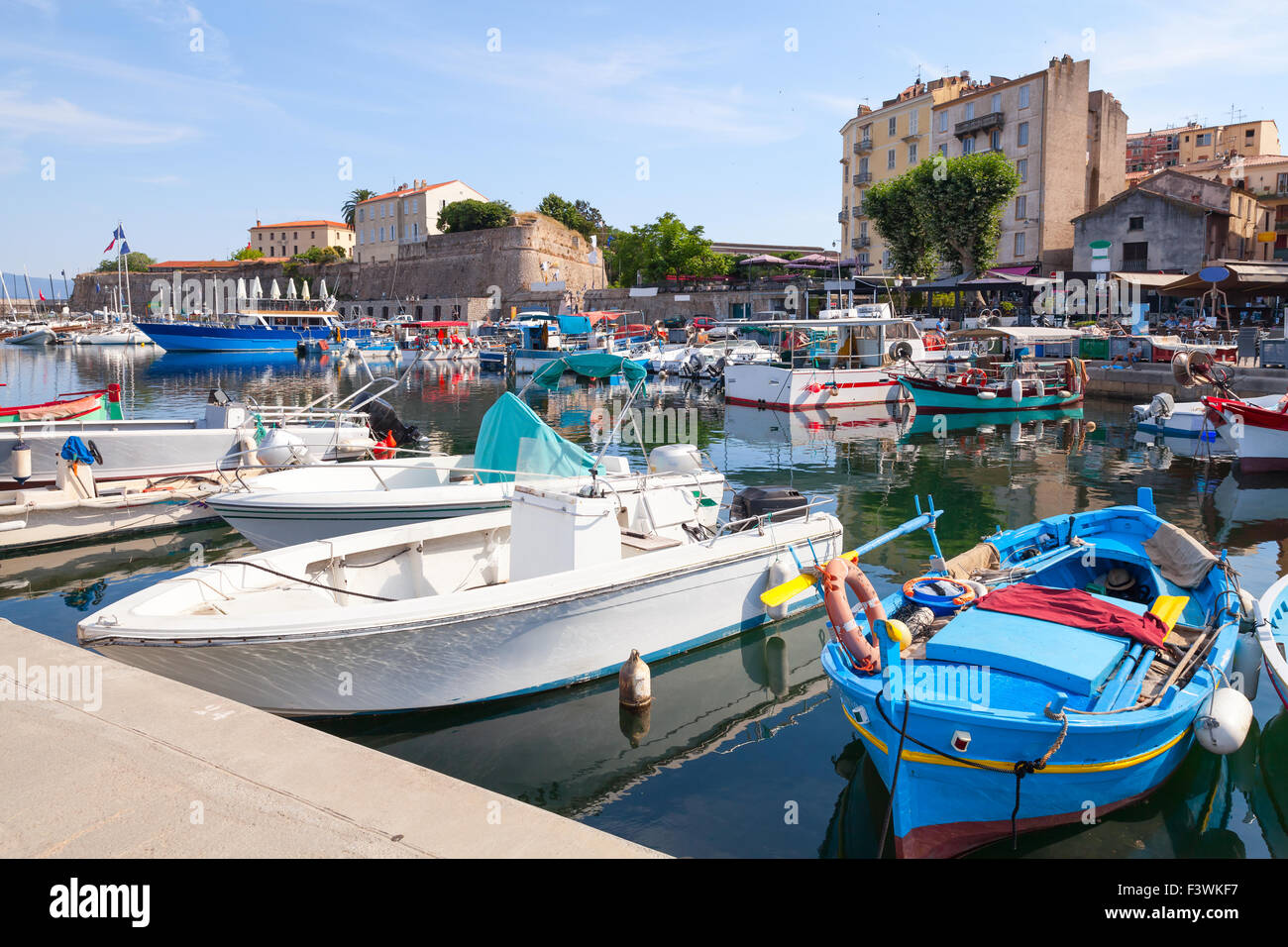 Kleine hölzerne Fischerboote vertäut im Hafen von Ajaccio, Korsika, Frankreich Stockfoto