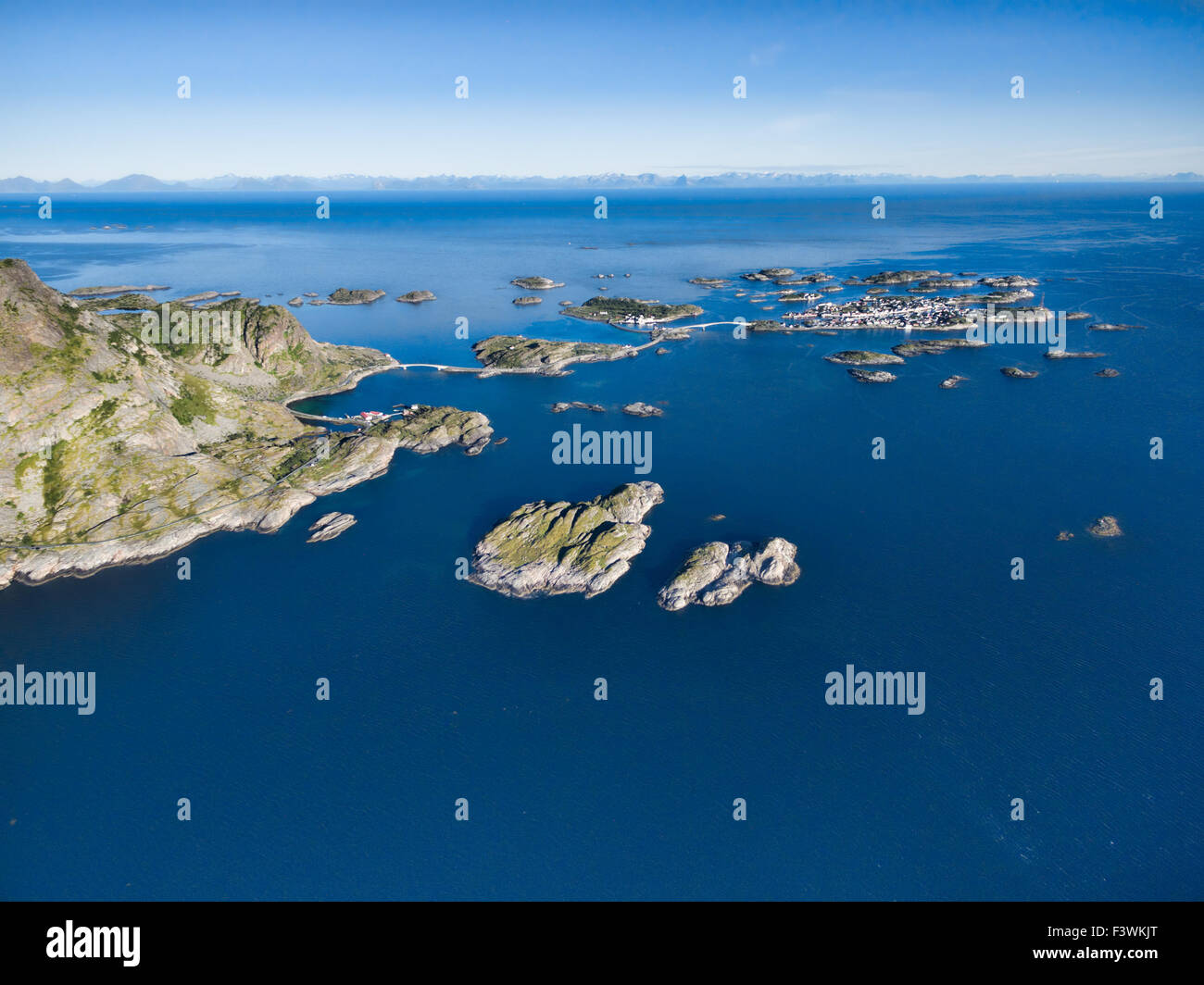 Luftaufnahme des malerischen Fischerhafen Henningsvær auf kleinen Inseln im Meer und Straßenbrücken, die zu ihr führen Stockfoto