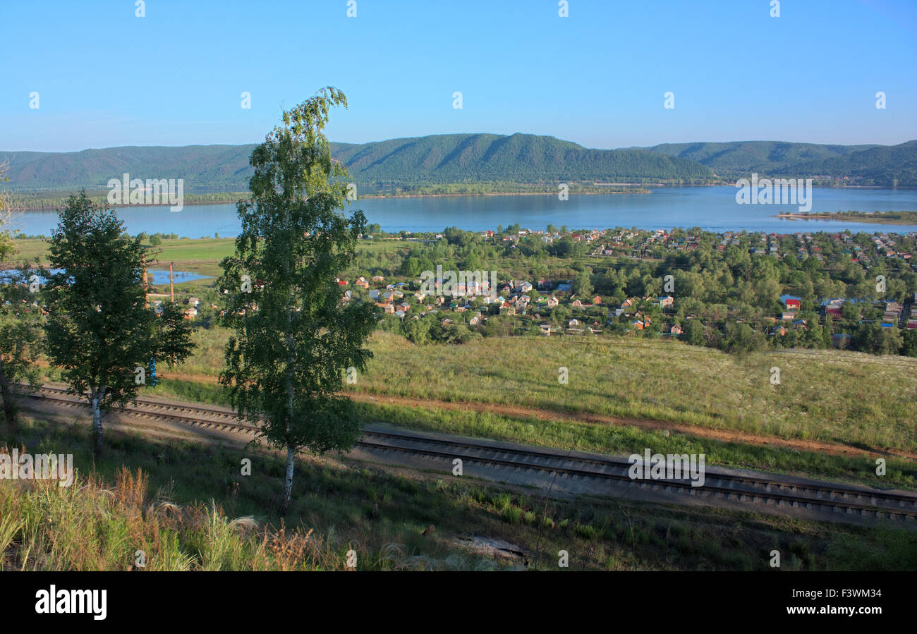 Landschaft mit Fluss, Berge und Bäume Stockfoto