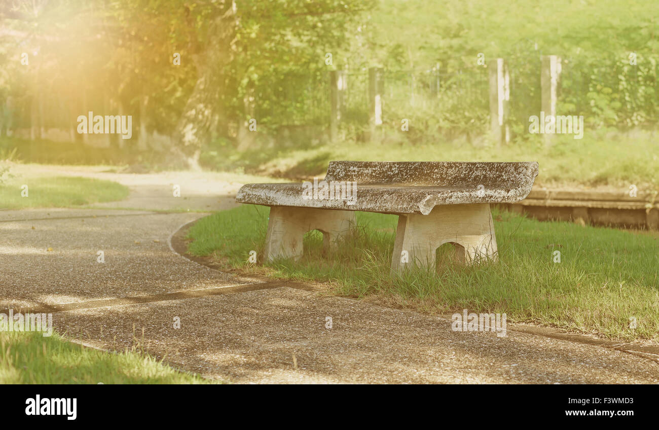 alten Steinbank im ruhigen Park am Morgen Stockfoto