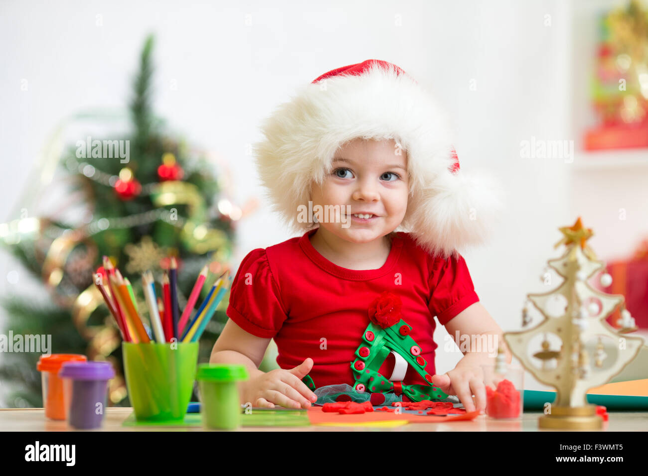 Kind Mädchen in Nikolausmütze Weihnachten Dekoration Knetmasse Stockfoto