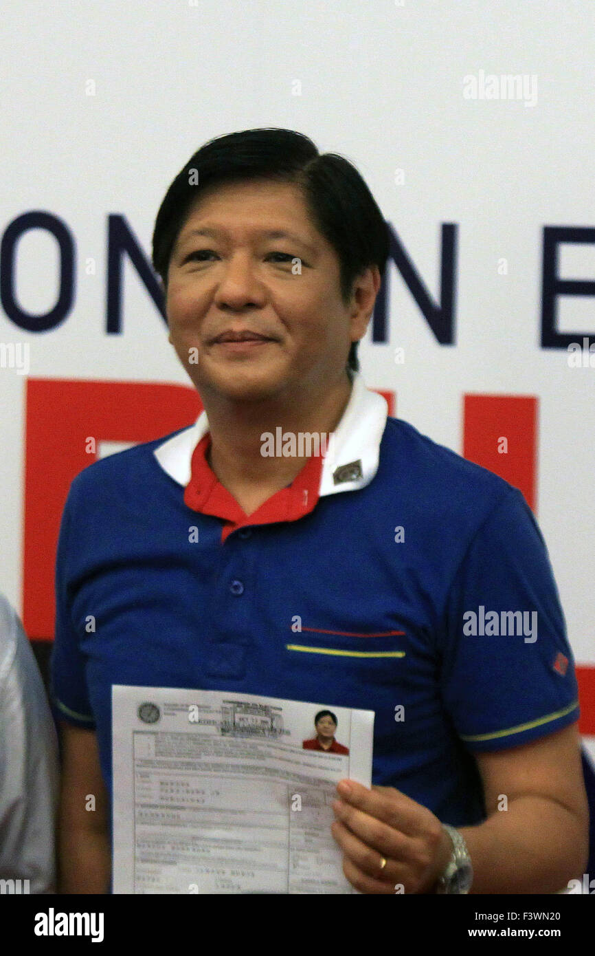 Manila Philippinen 13 Oktober 2015 Philippinische Senator Ferdinand Marcos Jr Sohn Des Spaten Prasidenten Ferdinand Marcos Zeigt Seine Bescheinigung Uber Die Kandidatur Fur Vice President Bei Der Kommission Zu Wahlen Gebaude In Manila