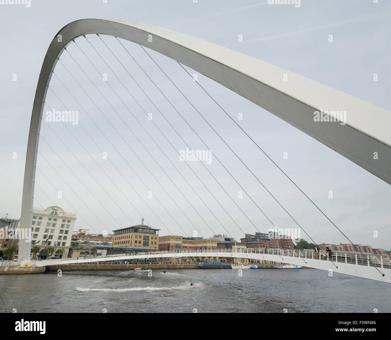 Jet Ski Unterquerung die Gateshead Millennium Bridge über den Fluss Tyne Stockfoto