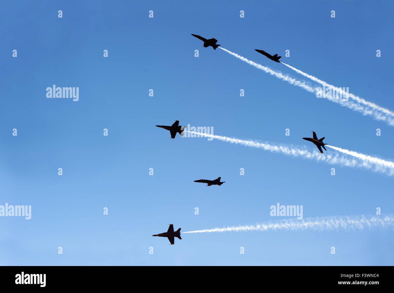 Bildung in den Himmel gehen Düsenflugzeuge Stockfoto