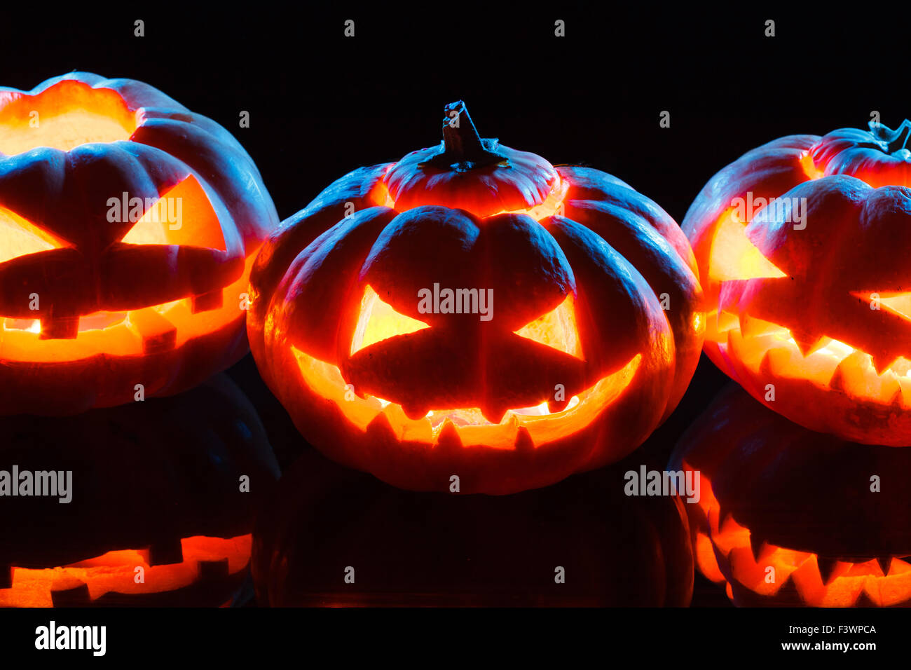 Halloween - schreckliche Kürbis auf schwarzem Hintergrund Stockfoto