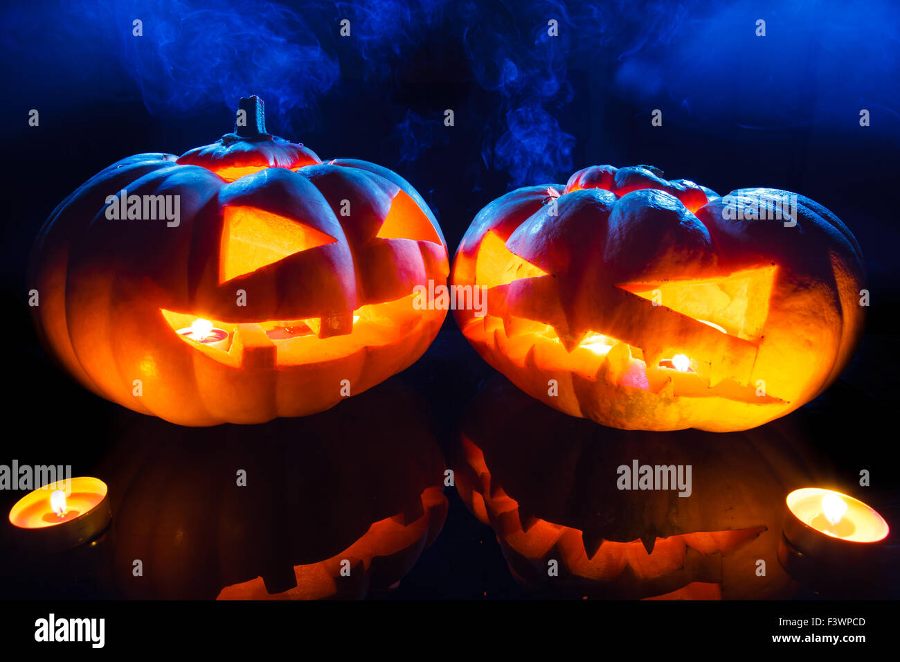 Halloween - schreckliche Kürbis auf schwarzem Hintergrund Stockfoto