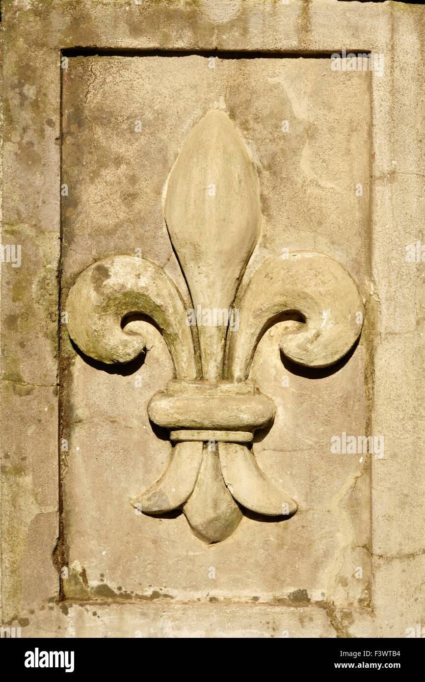 Fleur de Lys in Steintafel gehauen. Stockfoto