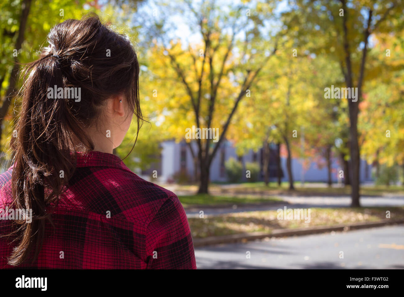 junger Erwachsener zurück sehen wir freuen uns auf Herbst tagsüber Stockfoto