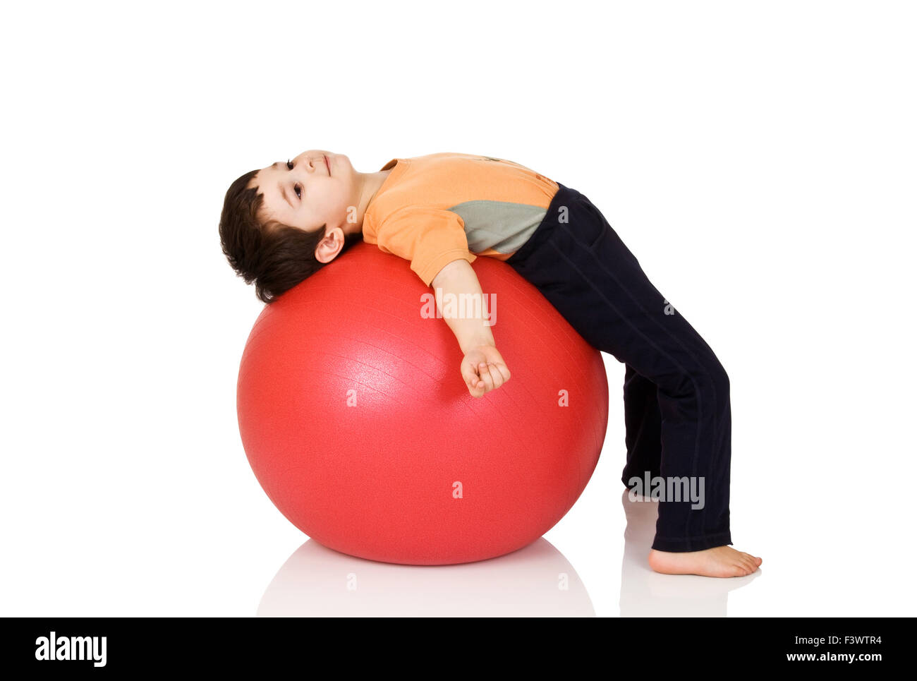 Kind auf Gymnastik ball Stockfoto
