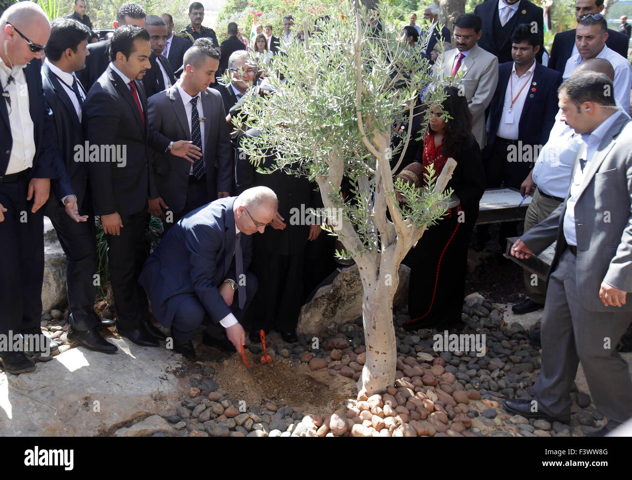 Ramallah, Westjordanland, Palästinensische Gebiete. 13. Oktober 2015. Palästinensische Ministerpräsident Rami Hamadallah, trifft sich mit Präsident von Indien, in der Westbank Ramallah, auf Kredit-13. Oktober 2015: Premierminister Büro/APA Bilder/ZUMA Draht/Alamy Live News Stockfoto