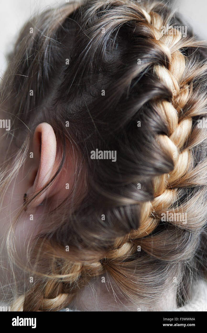 Madchen Haare In Einem Zopf Geflochten Stockfotografie Alamy