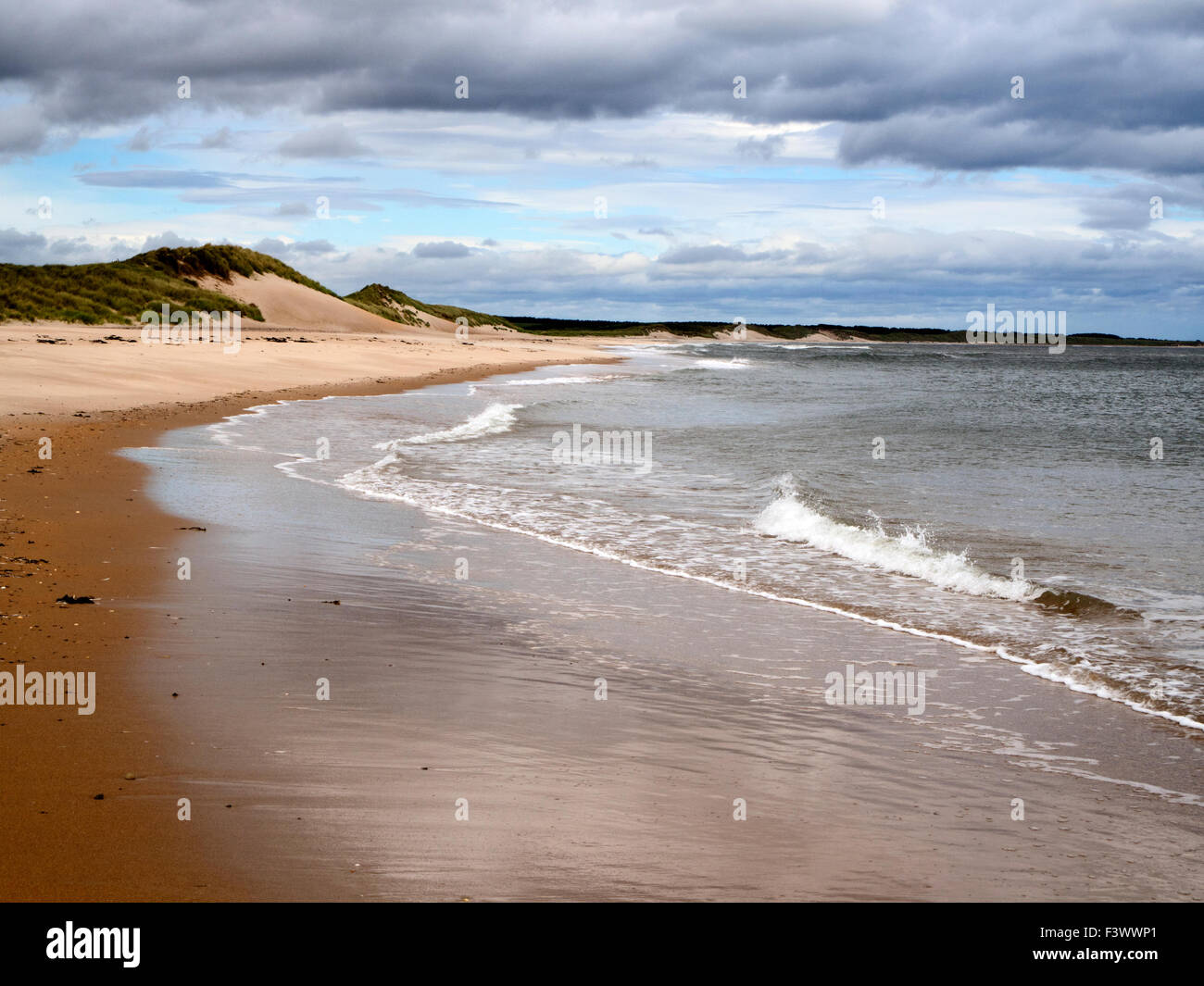 Sanddünen und Flut an der Druridge Bucht in der Nähe von schlendern am Meer an der Northumberland Küste Englands Stockfoto