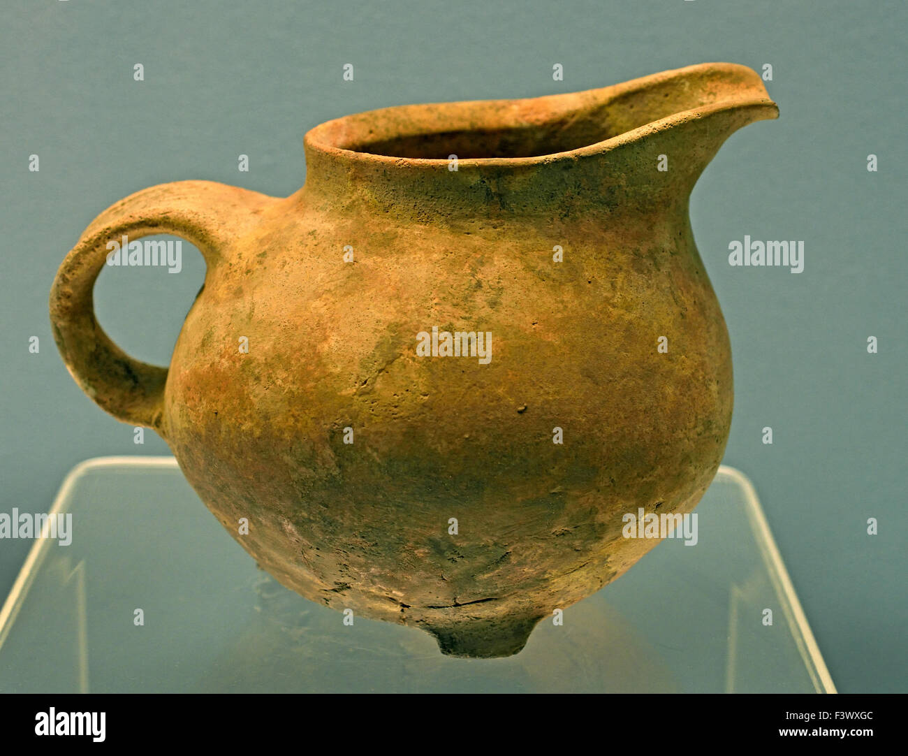 Schwarze Keramik Jar mit einem hohen behandelt Deckel (Liangzhu Kultur 3100-2200 v. Chr.  ) Alte chinesische Kunst China Shanghai Museum Stockfoto