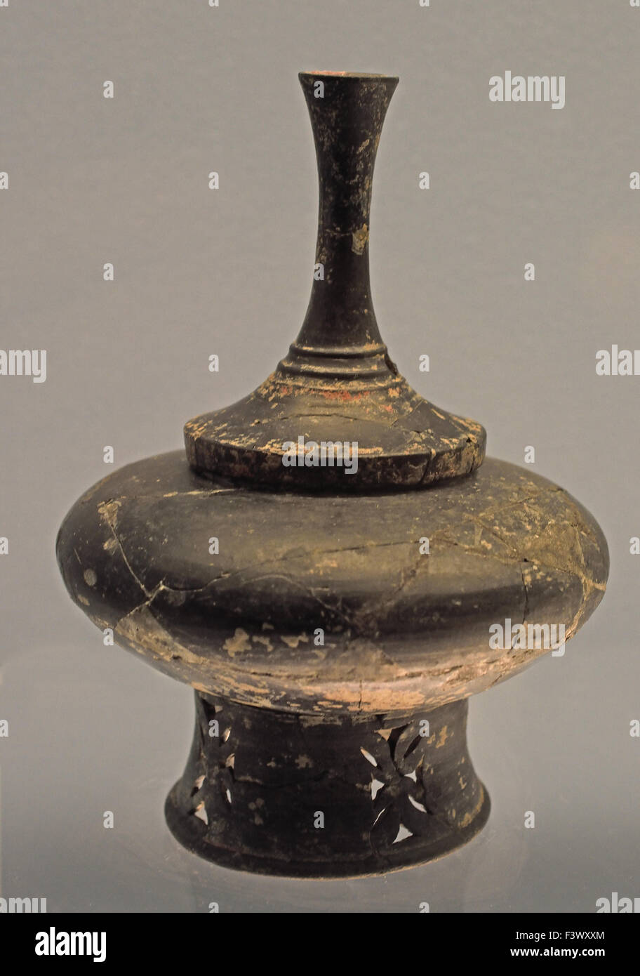 Schwarze Keramik Jar mit einem hohen behandelt Deckel (Liangzhu Kultur 3100 - 2200 v. Chr.  ) Alte chinesische Kunst China Shanghai Museum Stockfoto