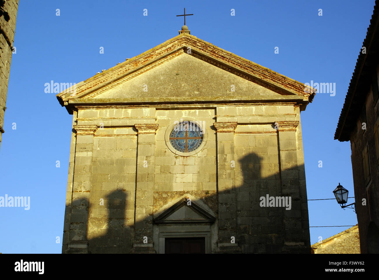 Kirche mit Schatten Stockfoto