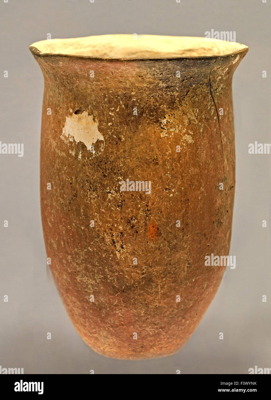 Rot Keramik Glas mit einem tiefen Belley (Peiligang-Kultur 6000-5200 v. Chr.  ) Alte chinesische Kunst China Shanghai Museum Stockfoto