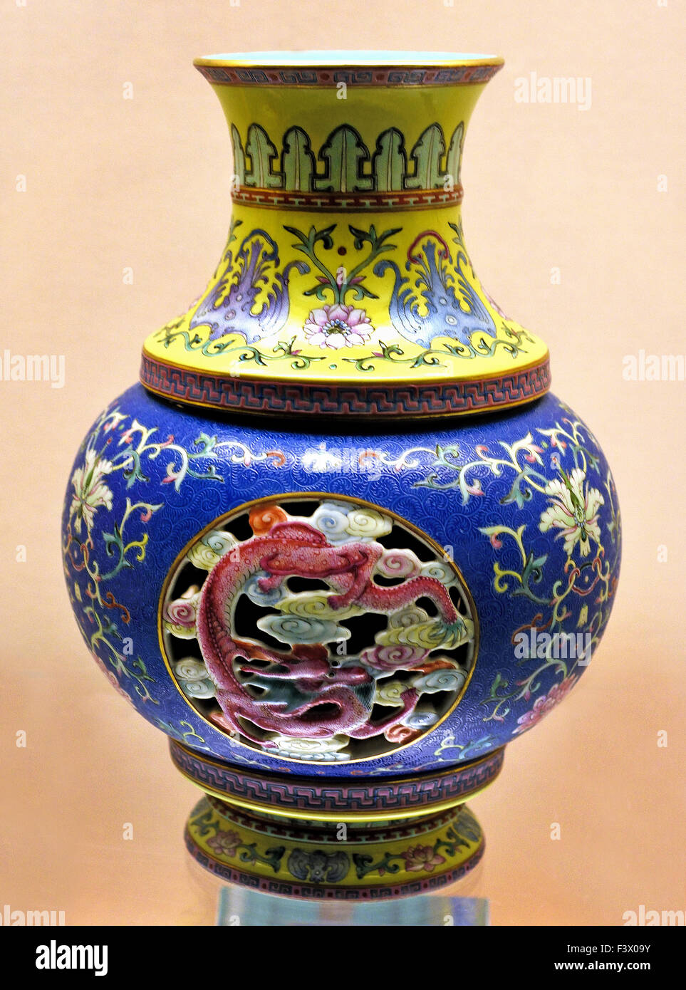 Rotierende durchbrochenen Vase mit Fencai Design Jingdezhen Ware Qianlong Herrschaft (1736-1795 n. Chr.) Qing Dynastie Shanghai Museum für alte antike chinesische Kunst China Stockfoto