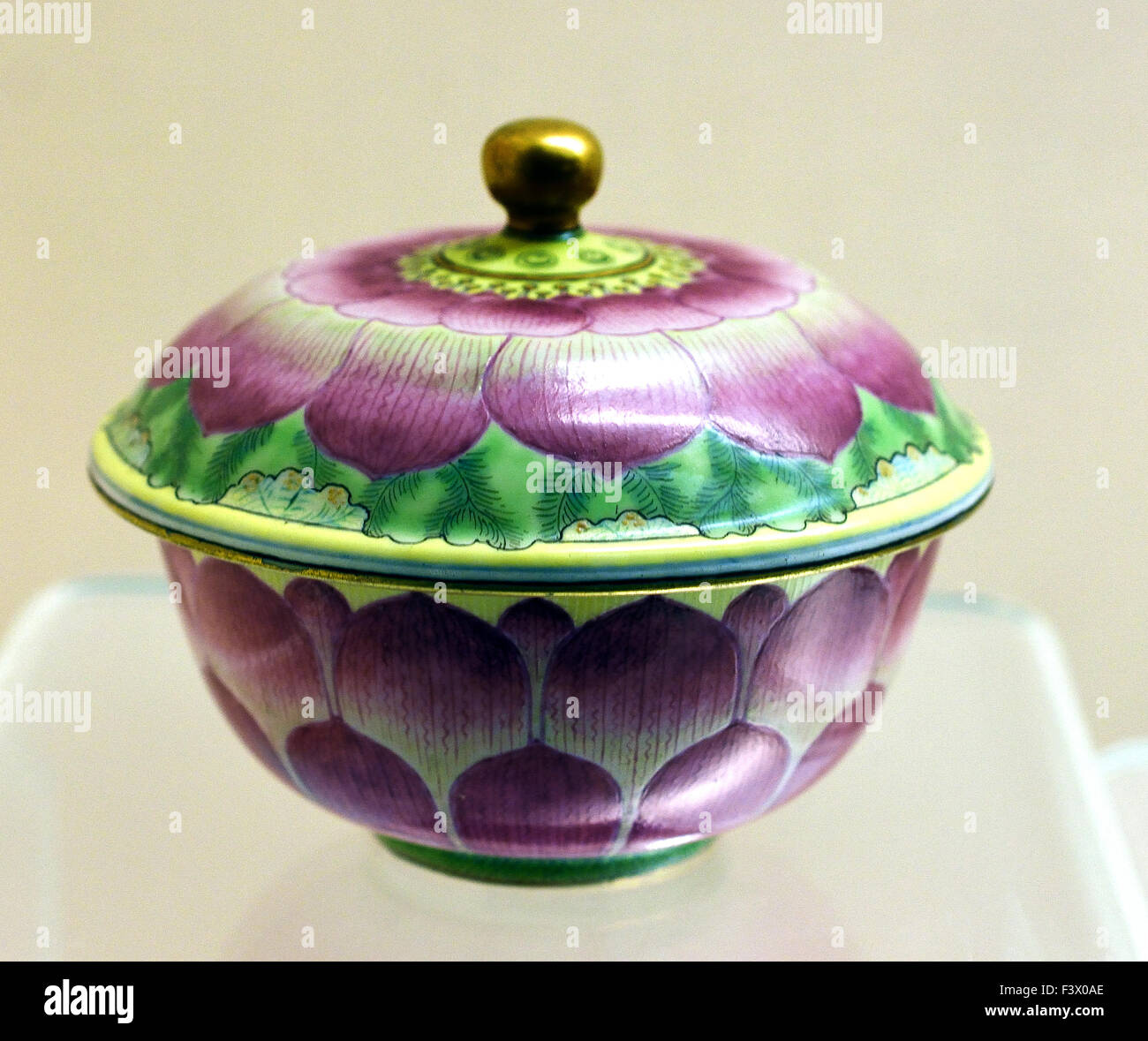 Abgedeckten Schüssel mit Fencai Design des Lotus Blumen Jingdezhen Ware Daoguang Herrschaft (1821-1850 n. Chr.) Qing Dynastie Shanghai Museum alter chinesischer Kunst China Stockfoto