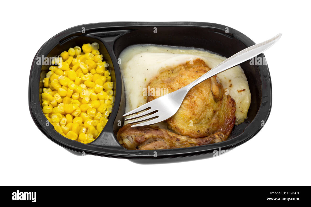Ein Essen aus der Mikrowelle TV Dinner von Brathähnchen mit gestampften  Kartoffeln und Mais in einer schwarzen Plastikschale mit einer Gabel  isoliert auf einem weißen Stockfotografie - Alamy