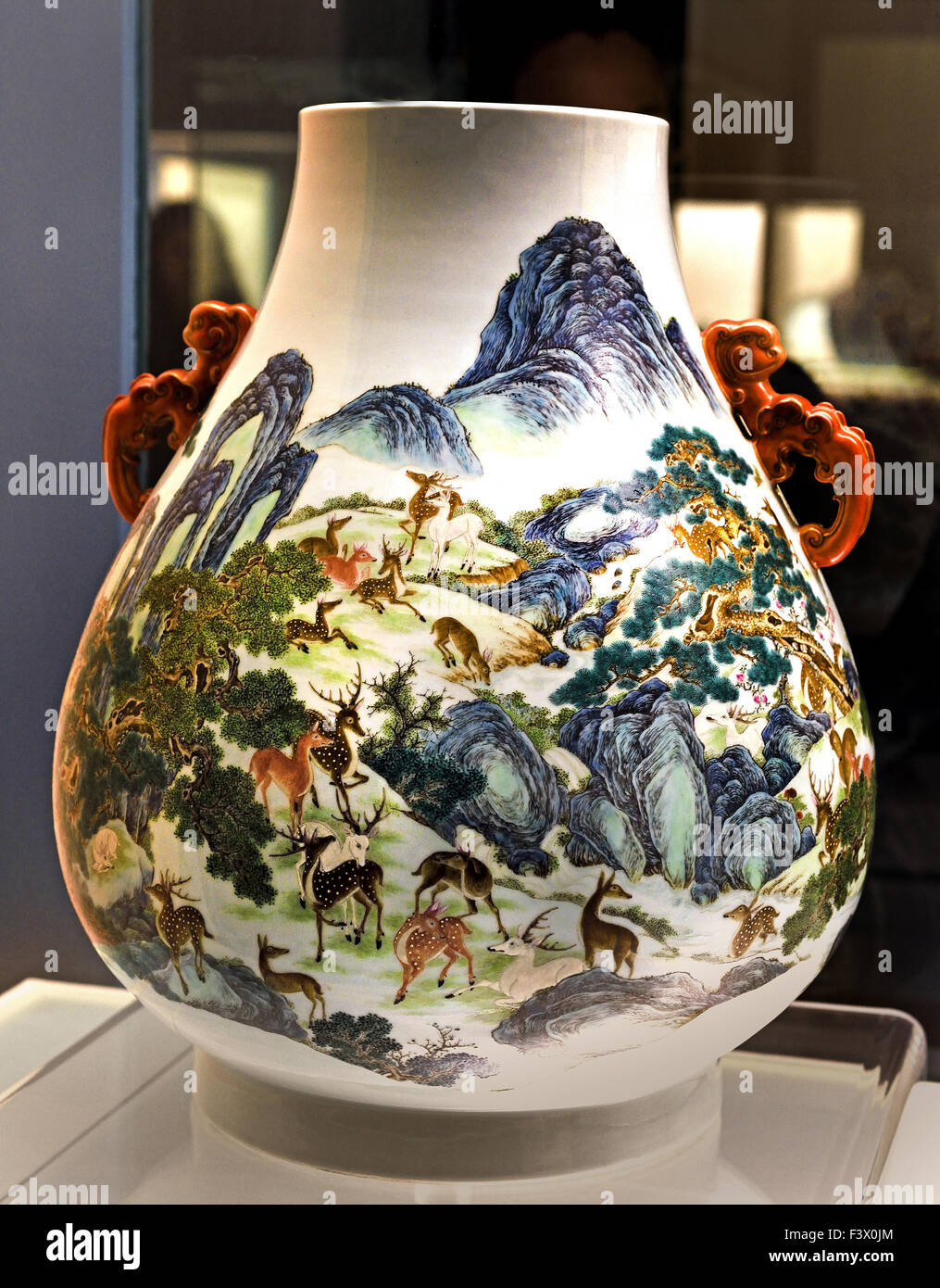 Zun (Vase) mit Fencai Design von ein hundert Hirsche Jingdezhen Ware Dinglong Herrschaft (1736 1795 AD) Qing Dynastie Shanghai Museum alter chinesischer Kunst China Stockfoto