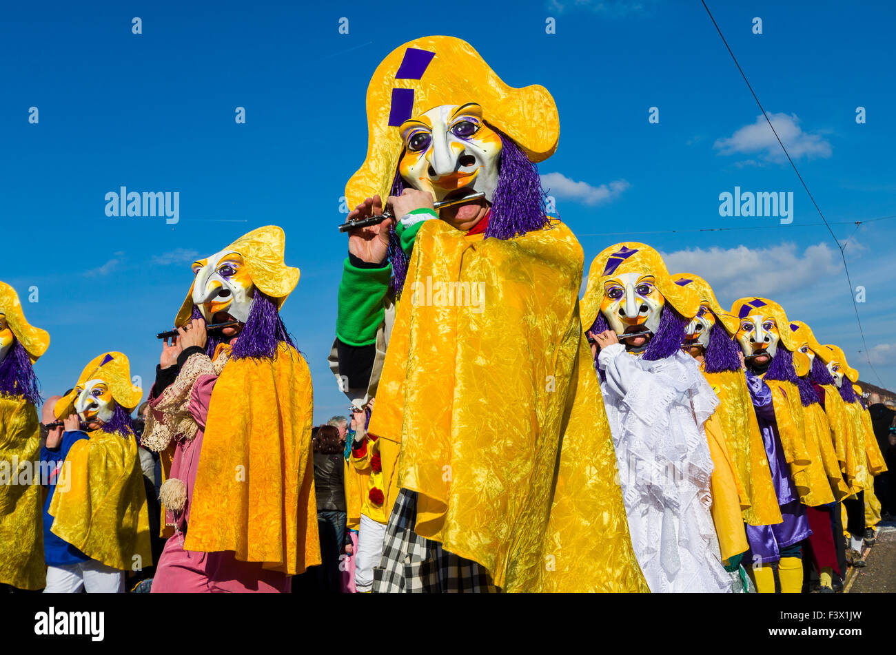 Maskierte Männer und Frauen sind sich der großen Prozession der Basler Fasnet, eines der spektakulärsten Ereignisse Stockfoto