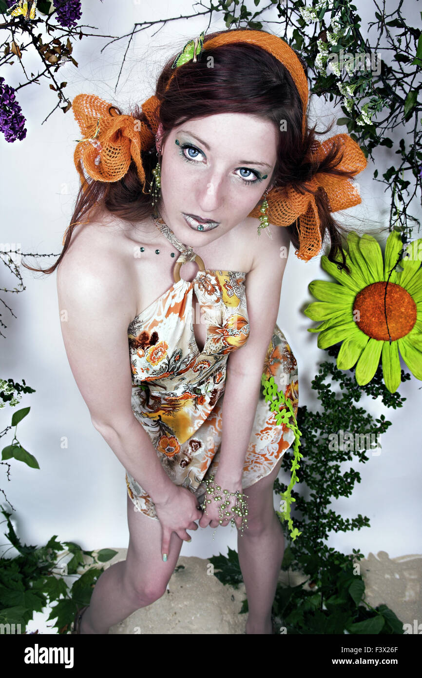 Schrille junge Frau mit Blumen Stockfoto