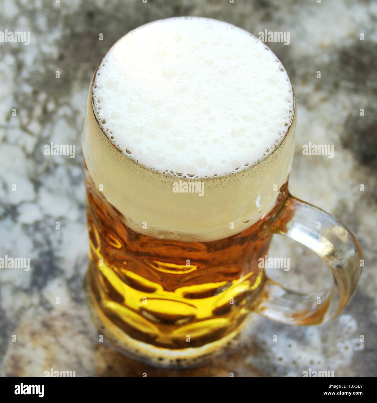 gut gefüllten Bierkrug Stockfoto