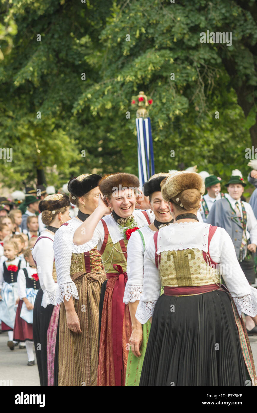 Frauen in traditionellen Gewand gekleidet Stockfoto